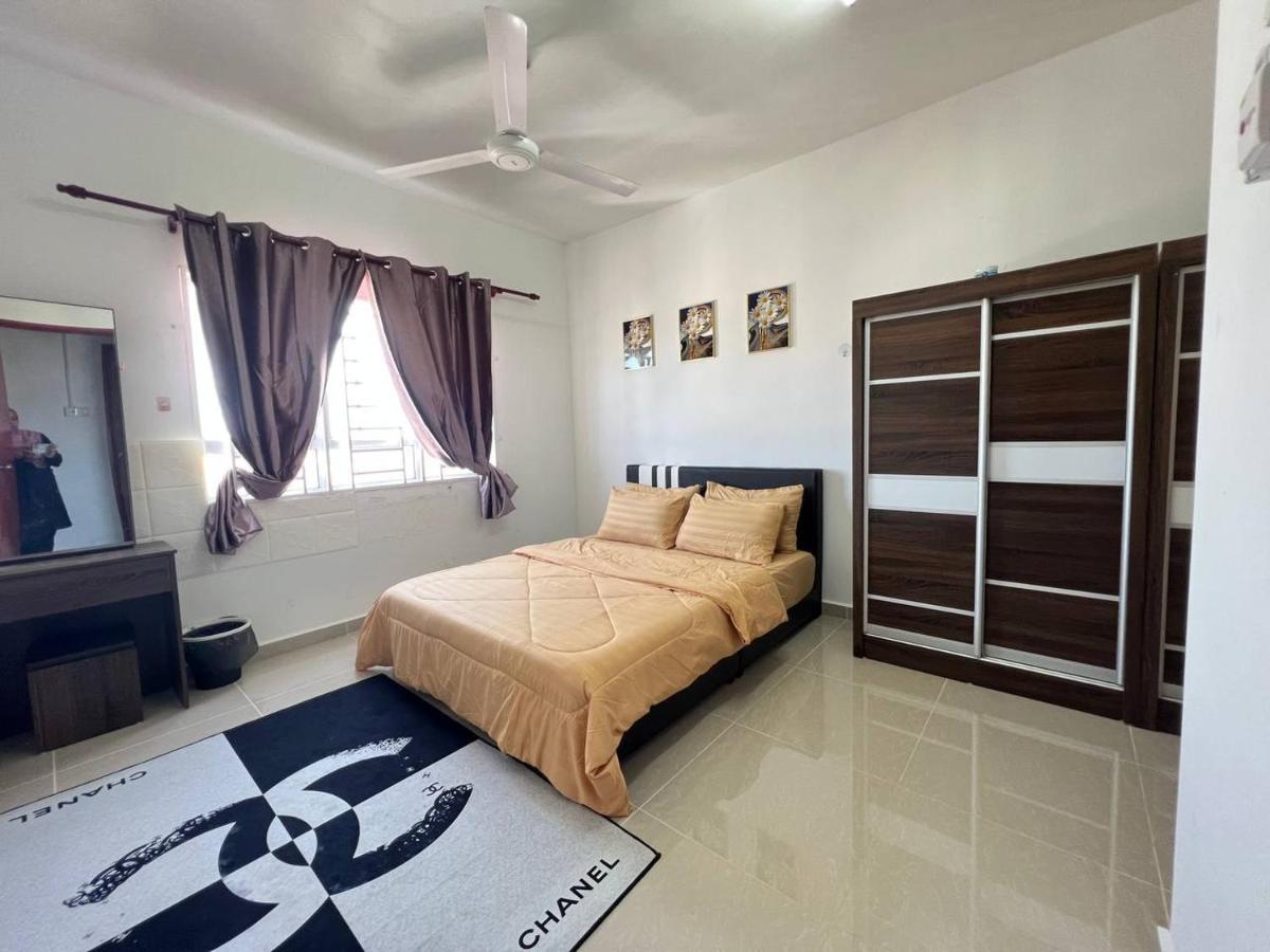 Affan02 Dekat Pantai Batu Buruk Apartment *