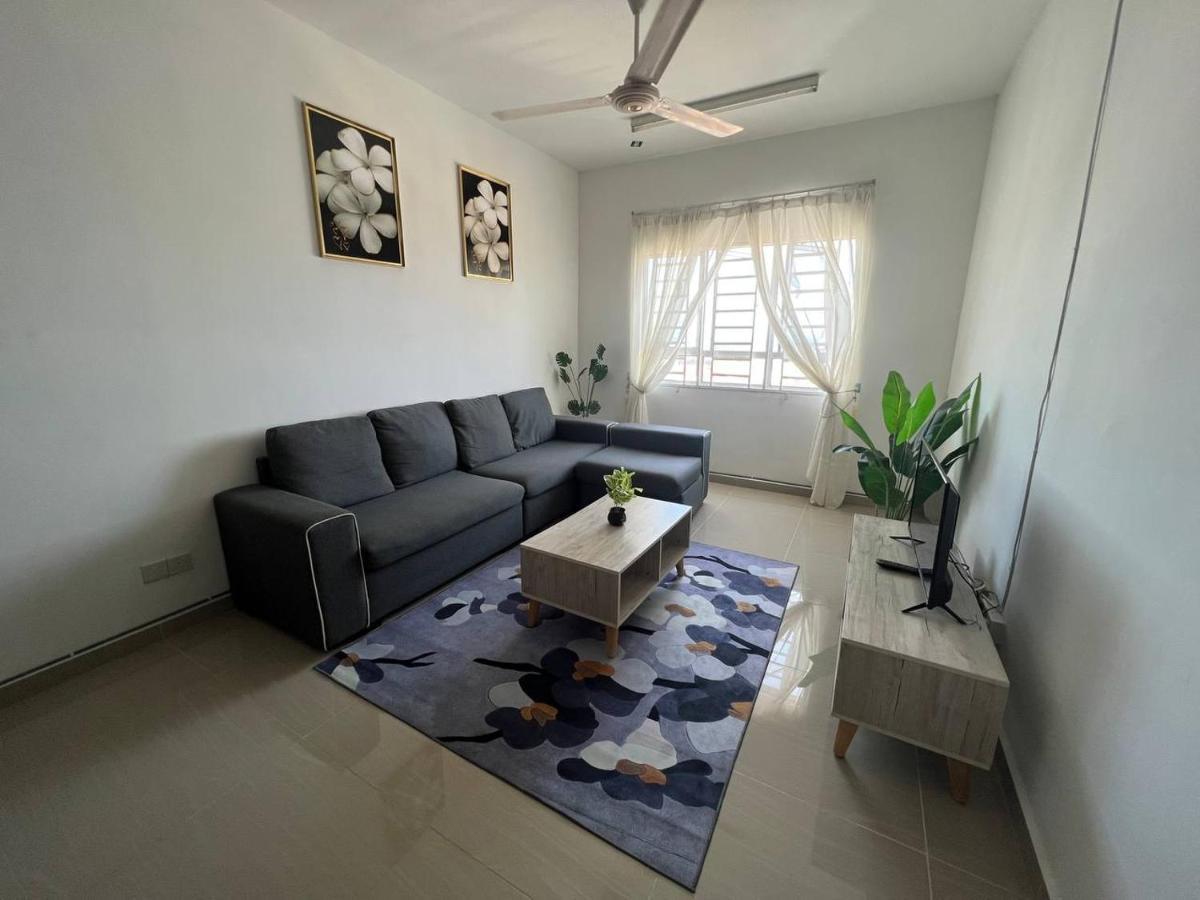Affan02 Dekat Pantai Batu Buruk Apartment